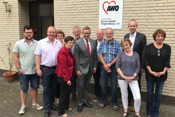 ei der AWO von links: Sönke Baumdick, Detlef Kolde, Brigitte Fodimann, Renate Geuter, Rudolf Arkenau, Bürgermeister Nils Anhuth, Hans Meyer, Dennis Rohde, Brigitte Siebum