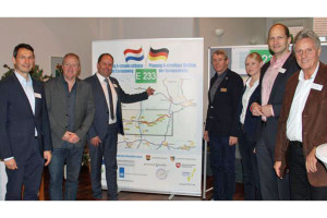 Auf dem Bild von links: Roland Ribinski (Landkreis Cloppenburg), Detlef Kolde (Verkehrsausschussvorsitzender), Landrat Johann Wimberg, Ansgar Meyer (Landkreis Cloppenburg), Stephanie Merschel (Straßenbaubehörde), Gerhard Roelfes (Städtering Zwolle-Emsland) und Klaus Haberland (Leiter der Straßenbaubehörde in Lingen)
