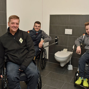 Valentin Baus, Thomas Schmidberger und Ralf Lampe besichtigten die neu erstellte behindertengerechte WC-Anlage in der Oberschule Essen.