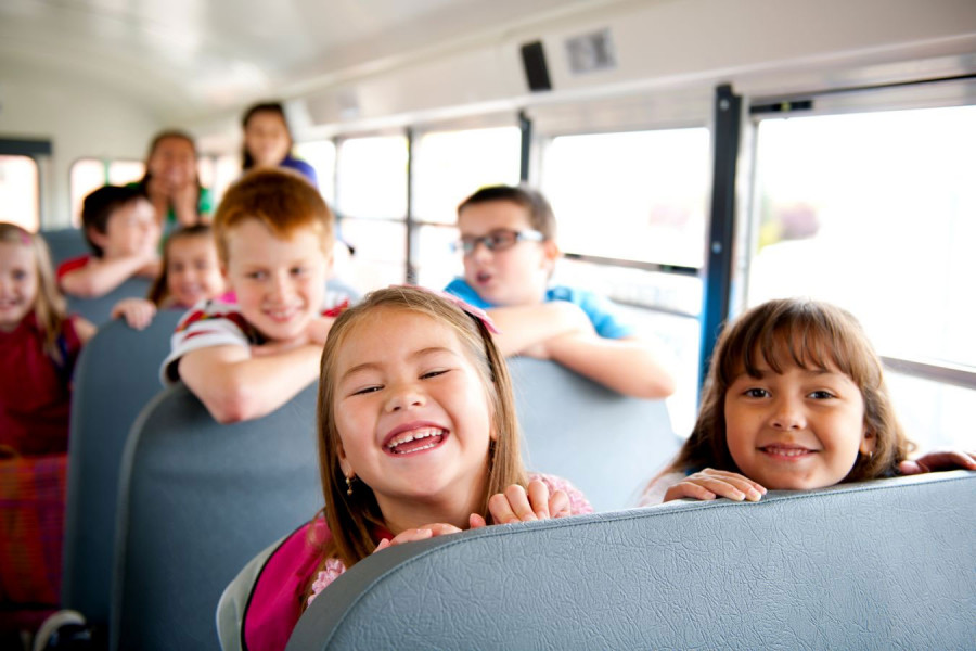Kinder im Schulbus