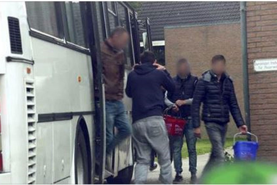 Szenenbild: Verlastung der Schlachtarbeiter in einem alten Reisebus