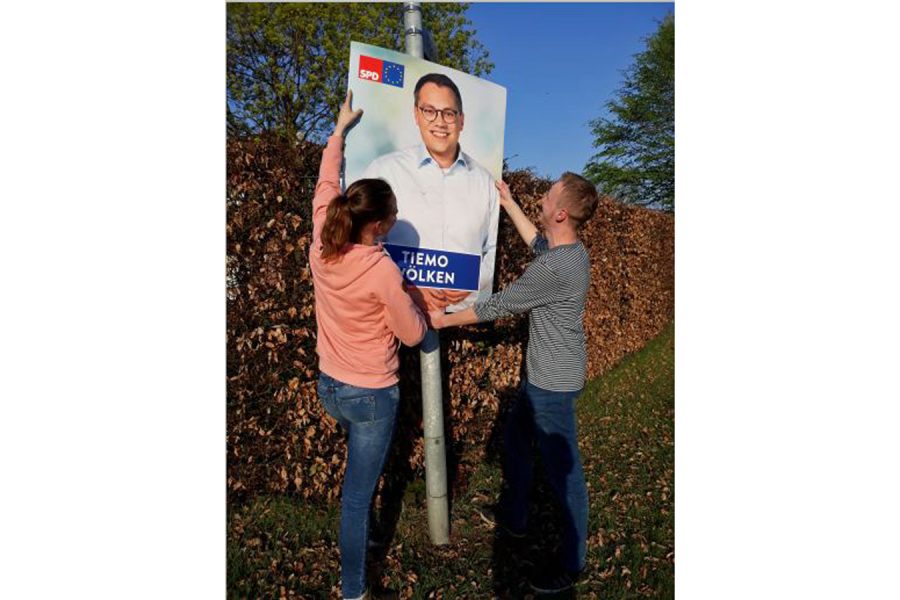 Wahl beendet und schon Montag kamen die Plakate wieder runter. Vanessa Wiegmann und Simon Schneiders im Einsatz.