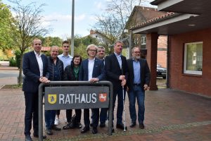 MdB Rohde u.a. vor dem Rathaus