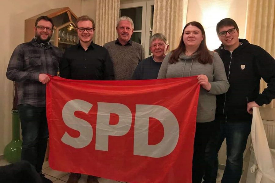 Mitglieder mit SPD-Fahne