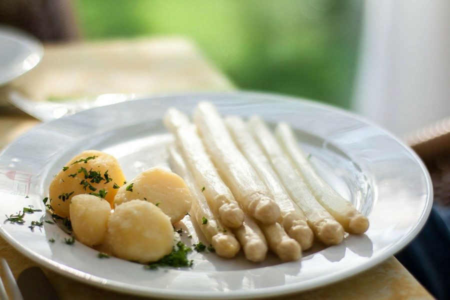 Spargel mit Kartoffeln und Sauce