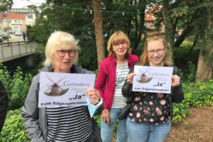 Bürger vor dem Kreishaus