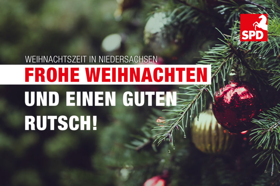 Tannengrün mit Kugeln und gute Wünsche für Weihnachten und das Neue Jahr