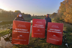 Drei Anti-Faschismus-Plakte und SPD-Mitglieder
