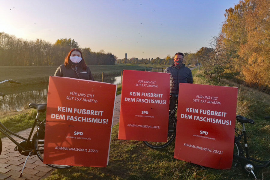 Drei Anti-Faschismus-Plakte und SPD-Mitglieder