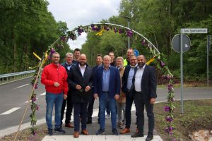 Gruppenbild vor Blumenbogen