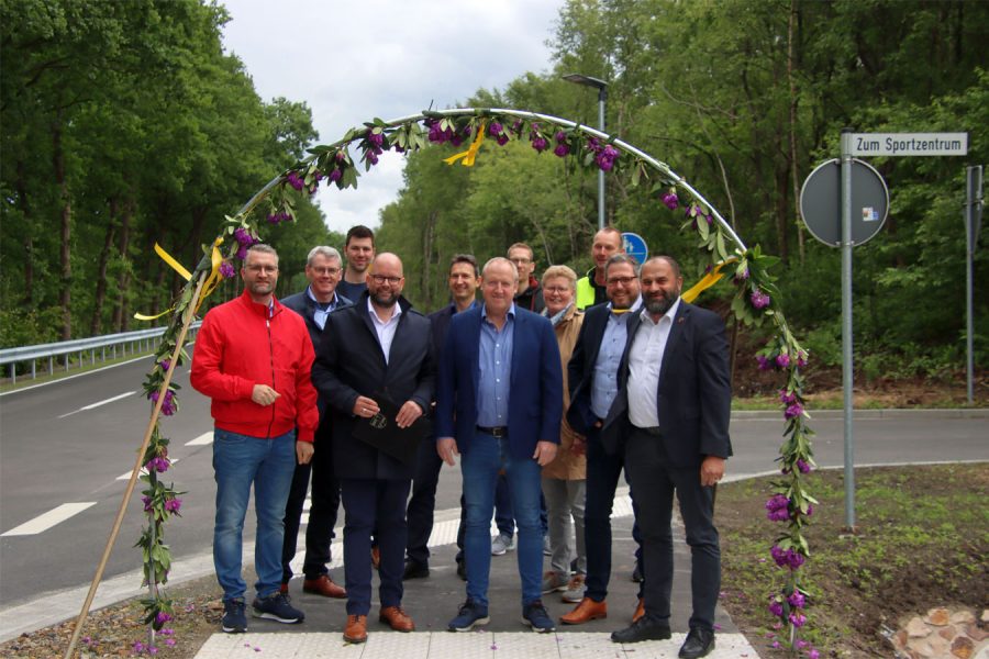 Gruppenbild vor Blumenbogen