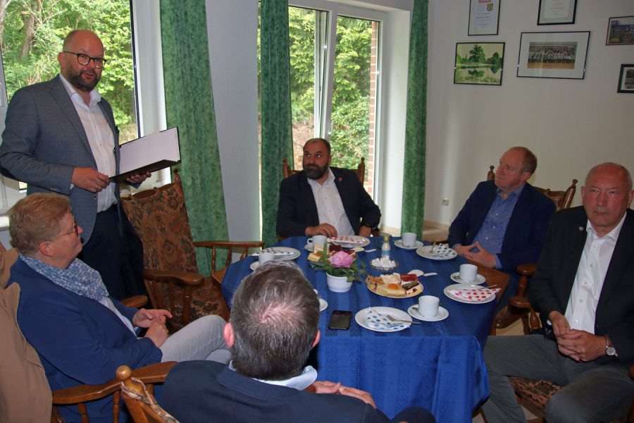 Personen beim Kafeetrinken
